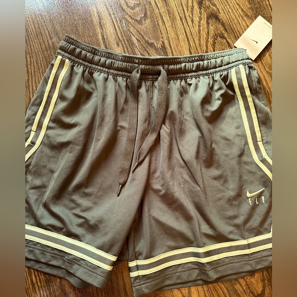 Women's Nike Dri-FIT Swoosh Fly Crossover Basketball Shorts Size L  New With Tag